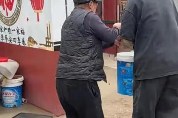相戀九年的男友第一次去老丈人家,急於表現搶著幹活,沒活找活干