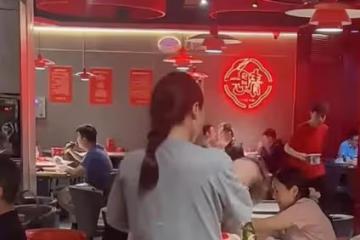 一家人在外面吃飯，寶媽獨自抱著孩子，拍攝者：站了有兩個多小時