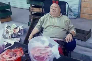 49歲謝寧轉行擺地攤賣草莓，身上衣服滿是污漬，懇求路人照顧生意