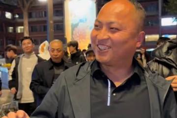 男子試戴假髮,在一聲聲好帥中迷失自己,網友:突然從老子變兒子