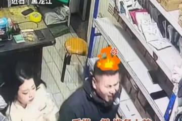眼看著老公和人吵架「上頭」,女子拉過老公護在身後,捂住他嘴巴