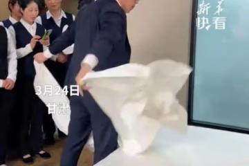 酒店經理指導員工鋪床單，手法專業動作十分：平凡的工作做到極致