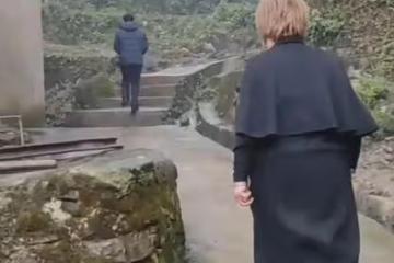 女兒從城市遠嫁到大山,父母第一次去女兒婆家,心裡是何等的淒涼