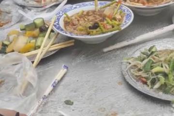 賓客冒雪吃席，衣帽落滿白雪，當事人：做白事，沒有人因下雪離開