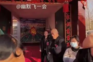 女兒出嫁婚車走了以後，「硬漢」父親繃不住，站在原地失魂落魄