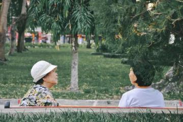 弟弟去世前和弟媳領了離婚證,我媽生病住院,我侄子有義務照顧嗎