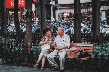 女兒每月給2000生活費，我5年存了5萬然後給兒子，老婆和我吵架了