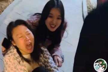 草帽姐腳骨折又摔跤，半夜坐小區里大哭動彈不得，兒媳在旁笑嘻嘻