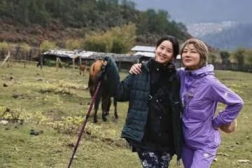 32歲章澤天曬不丹徒步照,純素顏充滿生命力,同行朋友都來頭不小