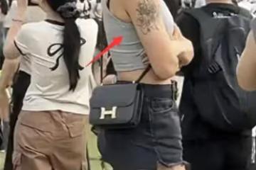 吳艷妮現身成都音樂節，穿短褲大腿粗壯，背名牌包表情自信又張揚
