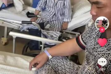 71歲陶澤如在南京，生病住院只住普通病房，又瘦又老，有點認不出