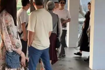李健和家人三亞度假，46歲孟小蓓白衣黑裙長發飄飄，胖一圈仍漂亮