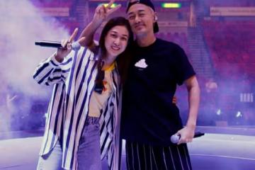 鍾嘉欣告別香港，大曬子女汗味腳丫合照！感慨發文：沒有什麼比得上家