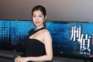 TVB花旦陳自瑤斜肩黑長裙亮相,自爆與林保怡演情侶收穫多 ! 開心宣傳照被贊性感