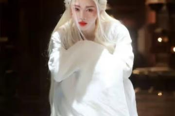 鞠婧禕白髮狐耳生圖絕美,陳都靈美成了建模,水下劇照冰肌玉骨!