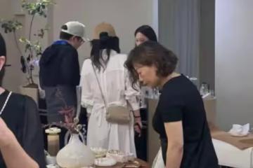 霍啟剛好寵妻，雨天陪老婆逛街不敷衍，郭晶晶穿回力被贊接地氣