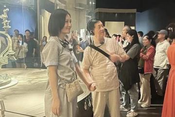 回歸本真！謝娜牽父親逛博物館太溫馨 媽媽曝光 父母衣品相差大