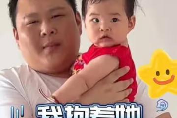 笑噴了！爸爸抱著孩子埋怨啥也幹不了，媽媽直接向他展示日常操作