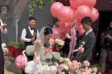 00後新人結婚，借來8輛電動三輪車當婚車：既有創意又很浪漫