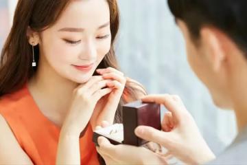 我媽幫我們帶大了兩個女兒，老公卻把她趕走了，我氣得提出了離婚。