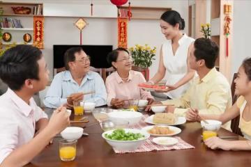岳母把房過戶給兒子，摔跤給女兒開空頭支票：你照顧，拆遷款平分