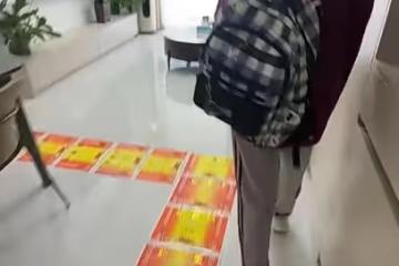 女兒中考結束,媽媽用孩子得的獎狀鋪成「紅毯」:孩子努力的成果