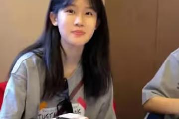 陸毅女兒長大啦，貝兒長得亭亭玉立，眉眼間透著靈動，嘴唇真好看