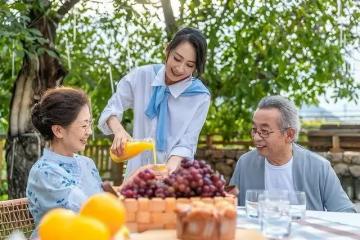 62歲兒子伺候母親15天後,崩潰直呼:老婆,我同意給我媽請男保姆