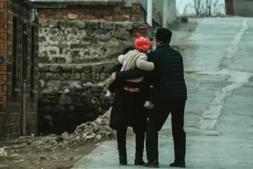 帶孫7年換來一巴掌,收回婚房後小兩口跪求原諒,婆婆:我受夠了