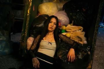 金曲歌后孫盛希崩壞了　動手打人還躺進垃圾桶
