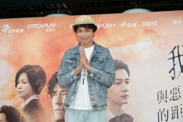 黃鐙輝抱謝欣穎衝急診室　整個人癱軟暈眩跪地