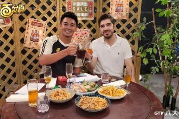 網紅主持人體驗土耳其油脂摔跤！先脫再上　搭檔全看光