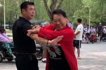 59歲大媽迷上交誼舞，子女怎麼勸都不聽，最後人財兩空