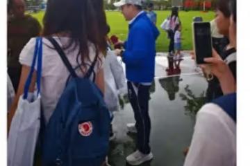 霍啟剛冒大雨陪兒子參觀軍營!用手給11歲霍中曦擦汗,父子情深厚