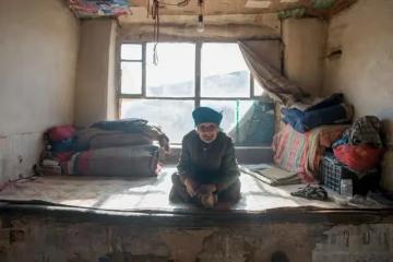 當年被大伯趕出祖屋我怨恨25年,如今回家過年,我給她送兩個雞腿