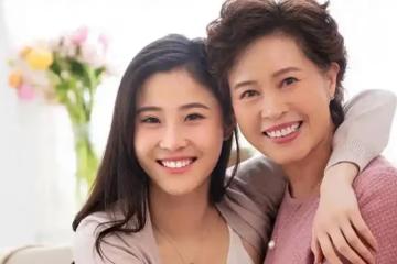 婆婆退休金6000,我換房她分文不掏,我媽住院差10萬,婆婆拿出卡