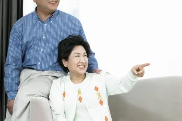 女兒結婚我陪嫁房,婆婆帶小叔子來要錢,老伴被打女兒的做法更狠