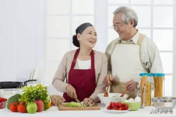 兒子兒媳騙說降薪了,讓每月資助6000,看親家母朋友圈我果斷停止