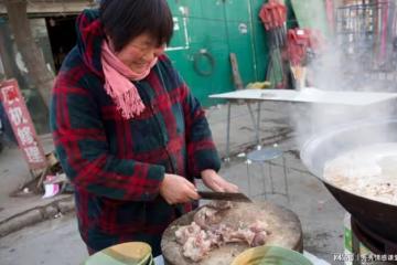 23歲男子向50歲大媽求婚,大媽果斷拒絕:年齡相差太大,我吃不消