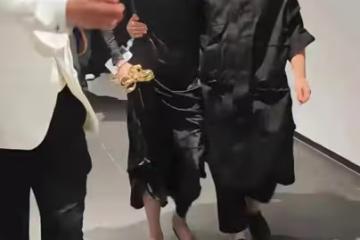 宋佳得獎獲小男友摟腰,男友穿袍子比她矮半個頭 倆人看著像兄弟