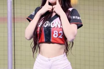 李多慧秀「詐欺腹肌」一吐氣小肚肚現形!球迷笑翻:太放鬆了啦