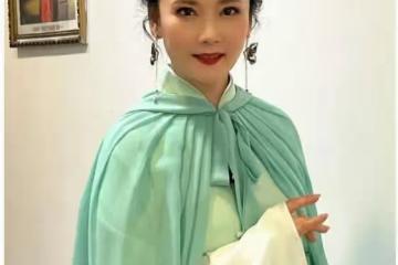 62歲何賽飛上山挖野菜，蹲地上扒了一籃子地皮菜，用雞蛋炒香迷糊