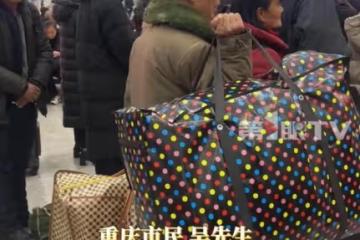 女兒遠嫁甘肅十幾年,年邁父親扛被子跋涉千里送溫暖:滿滿的父愛