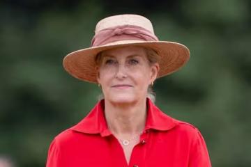 蘇菲公爵夫人紅裙吸睛,露易絲女爵駕馬車驚艷全場!