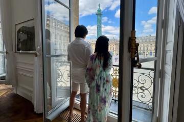 伊能靜一家3口現身巴黎！PO背影放閃「甜偎秦昊」震碎婚變