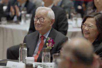 野生張忠謀現身電影院！3度停下舉手致意成最強彩蛋