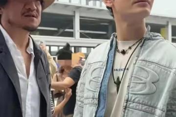 黃曉明戴發套穿厚底鞋酷炫撈金，baby帶小海綿遊玩分工明確超有愛