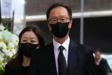 恩愛了23年，73歲的梁錦鬆開始衰老萎縮，47歲的伏明霞正絢爛如花