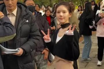 趙露思現身成都SKP購物，背著7萬元的愛馬仕包，打扮成熟身材好瘦