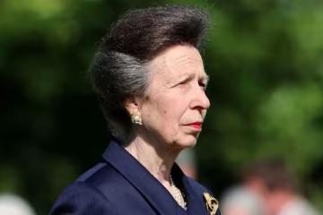 公主安妮代表查爾斯國王出訪比利時，雨中演講引發熱烈反響！